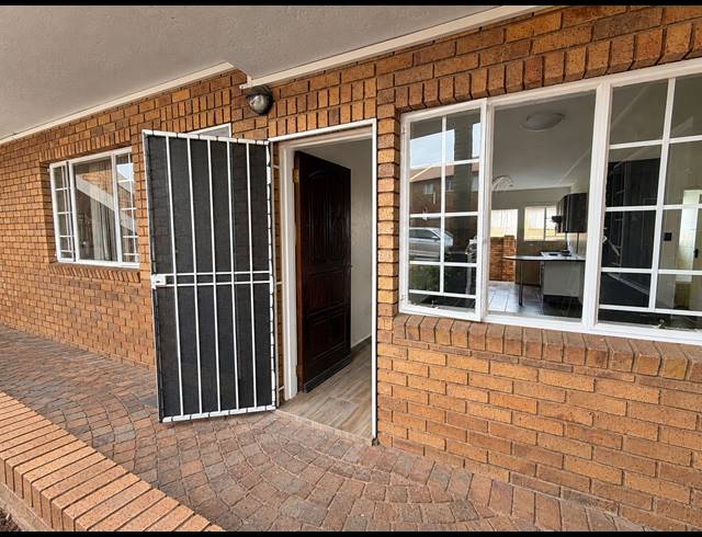 2 BEDROOM SECTIONAL TITLE FOR SALE IN KENLEAF